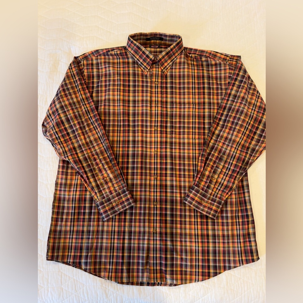 Men's collared long sleeve button up shirt